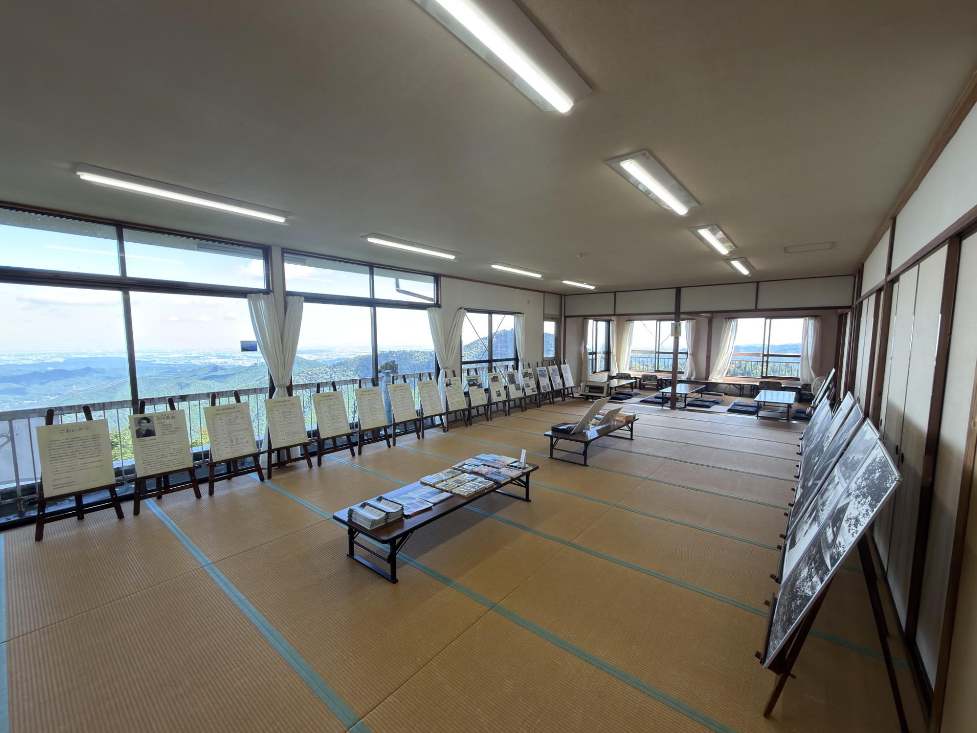 2階イベントスペースのある建物